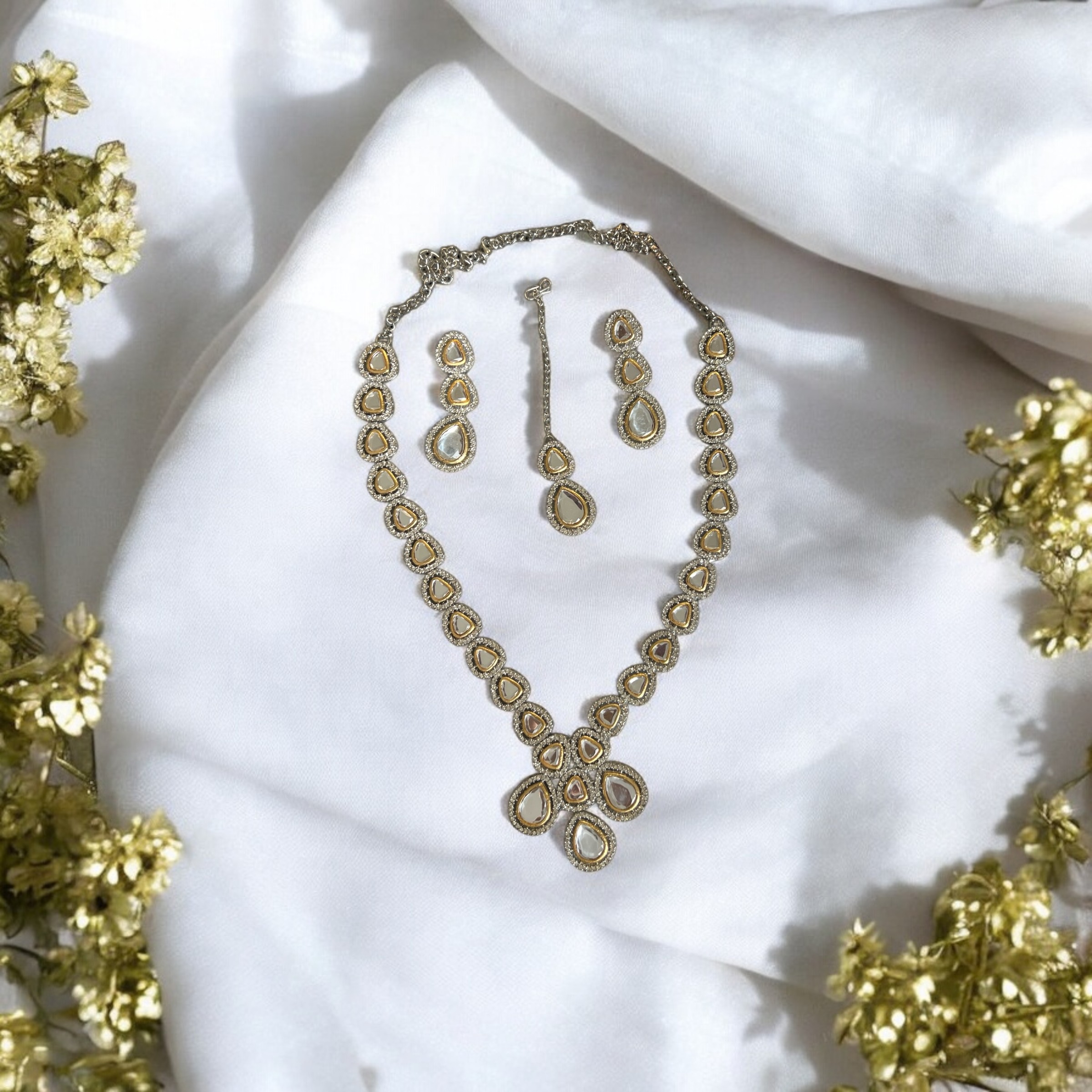 Royal Kundan Necklace Set – A Touch of Tradition, A Glimmer of Grace